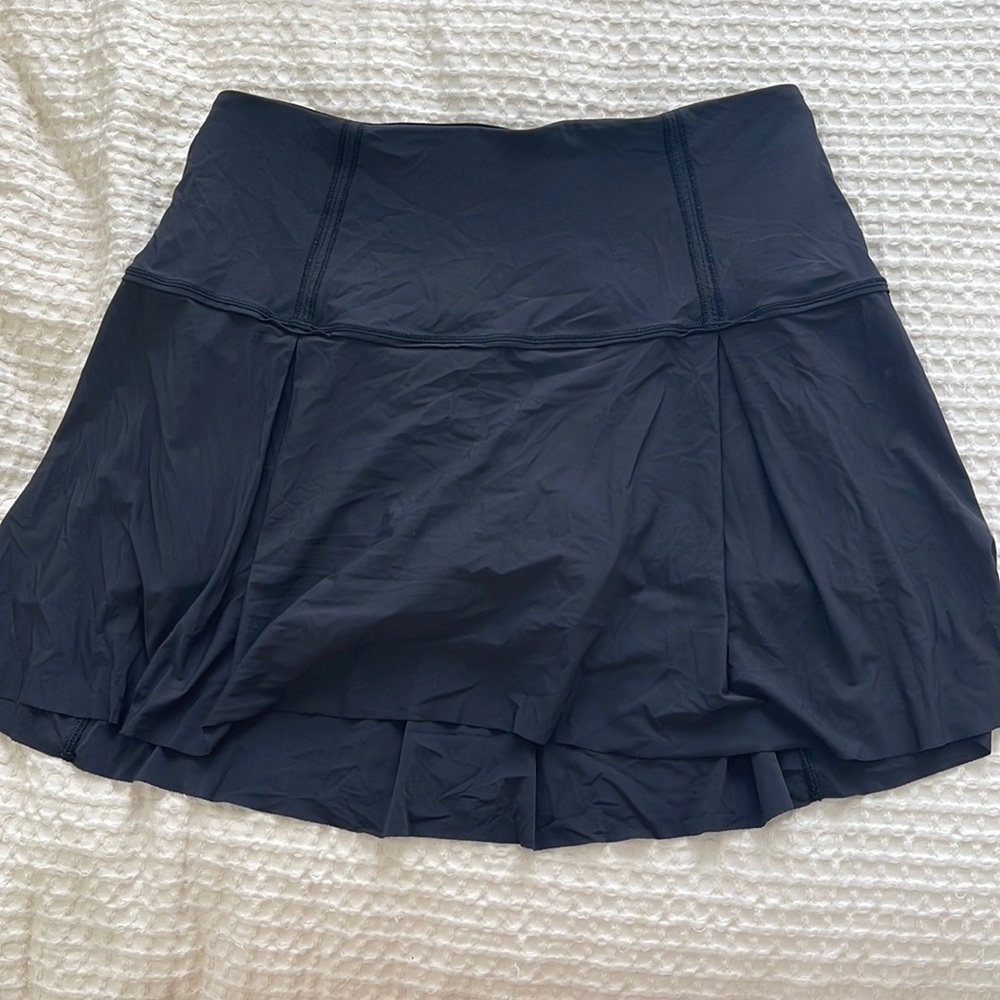 Lululemon tennis skirt black size 6 tall